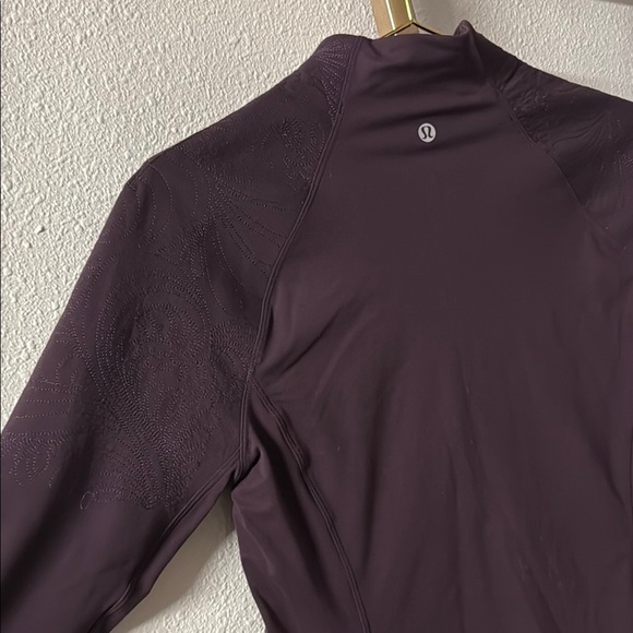 Lululemon Toasty Tech 1/2 Zip Size 6 with Gorgeous Sleeve Detail - Picture 9 of 12
